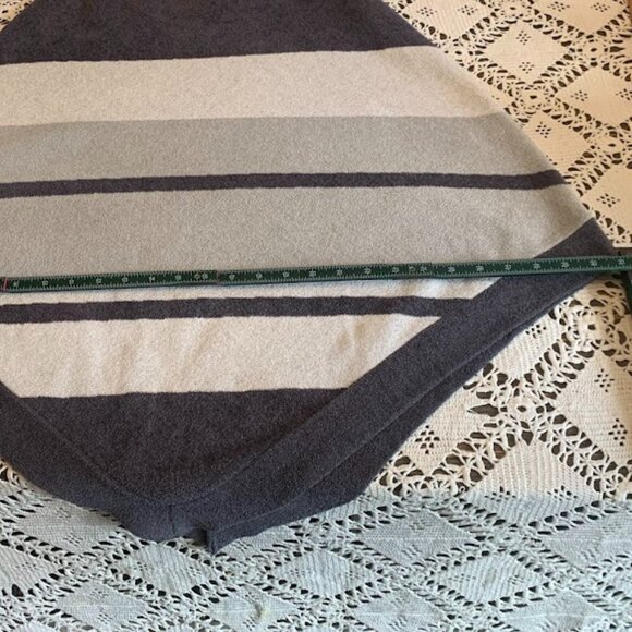 Barefoot Dreams Ultra Lite Grey Striped Poncho - One Size - So Soft!! - Picture 7 of 9